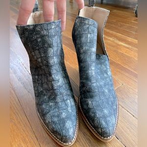 Black short booties, women’s 5.5, hardly worn.